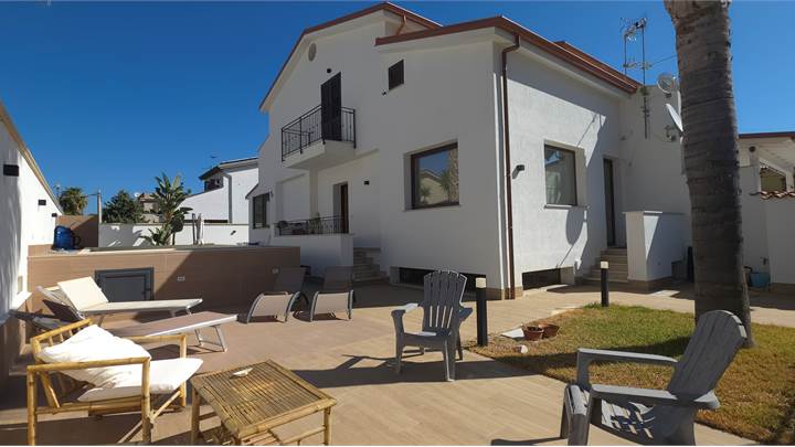 Prestigiosa villa unifamiliare su tre livelli con piscina